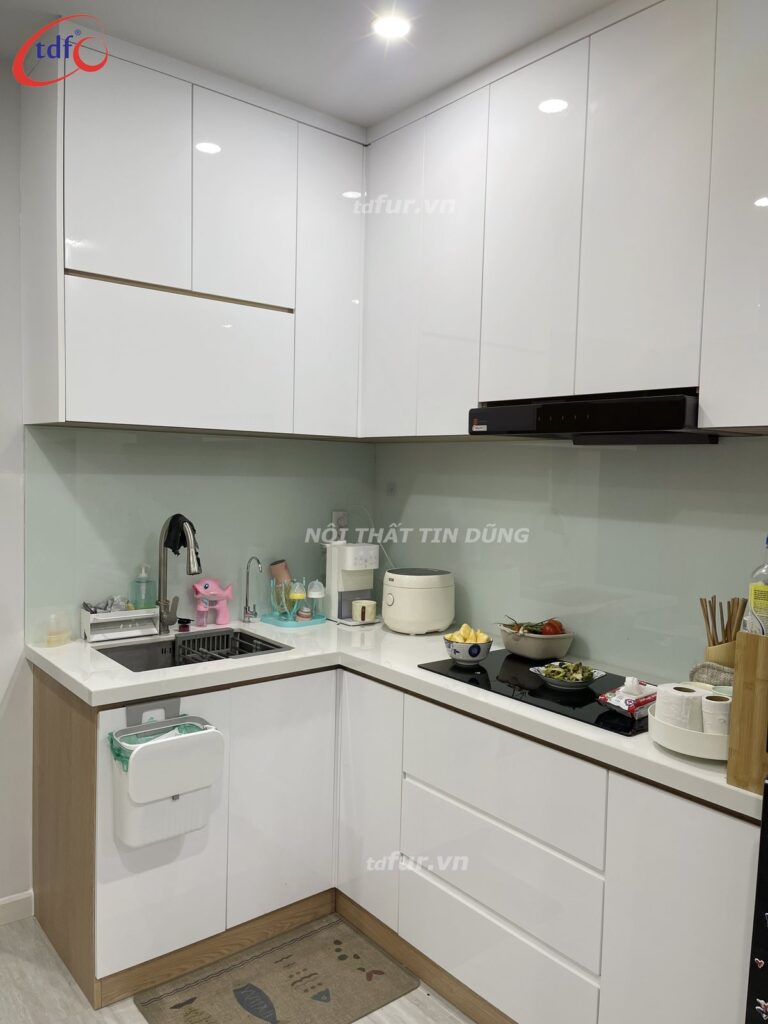 Bcons Polaris – Tủ kính khung đen và gỗ sáng