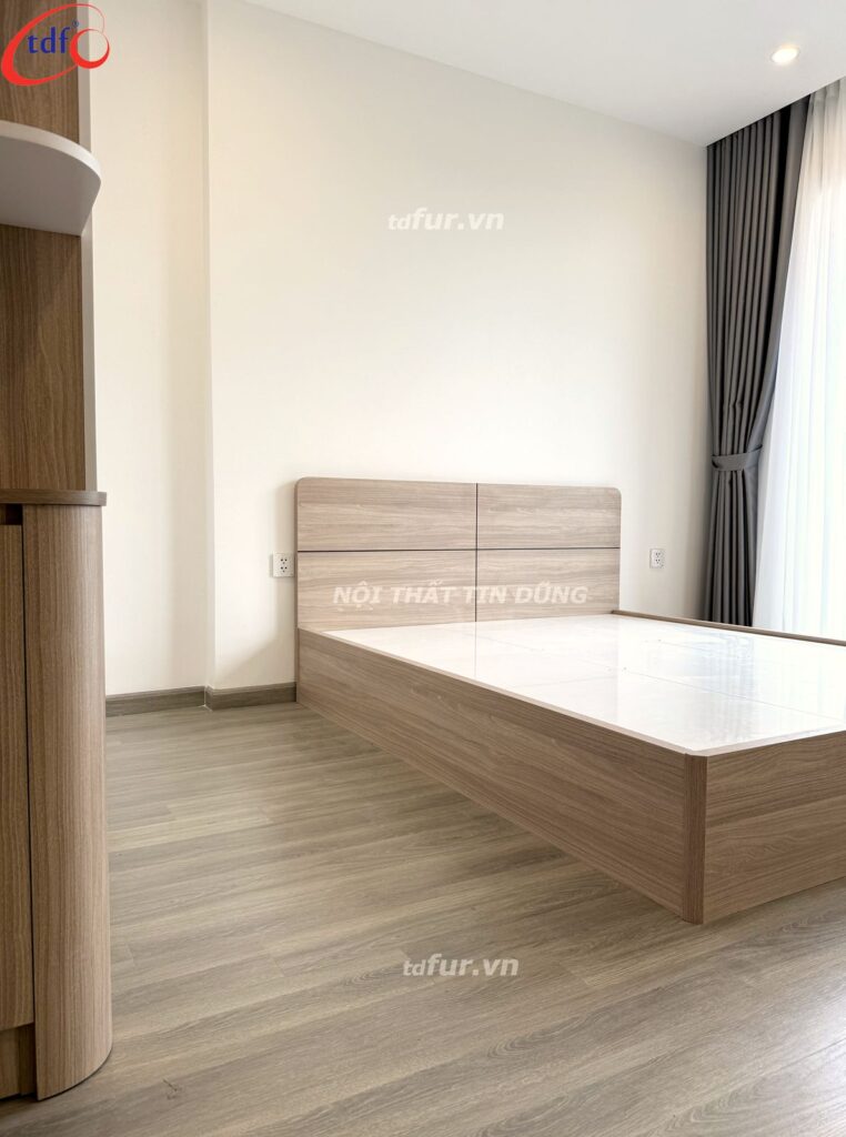 Beverly Solari – Bếp đen và gỗ vân ngang
