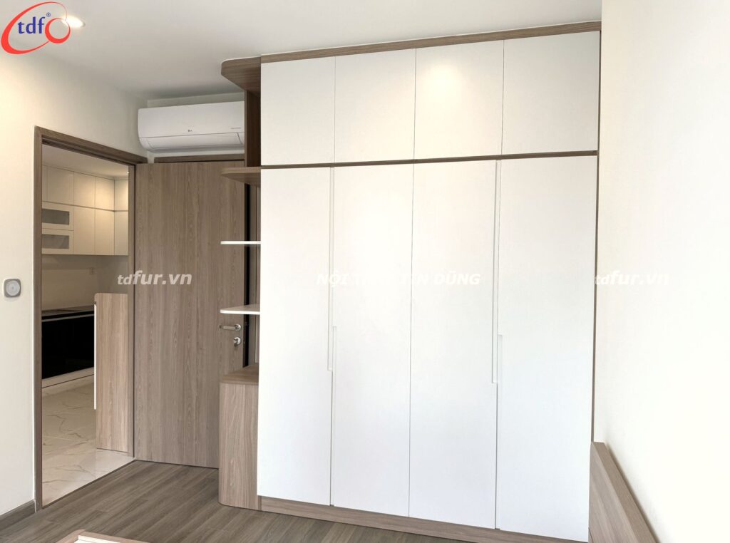 Beverly Solari – Bếp đen và gỗ vân ngang