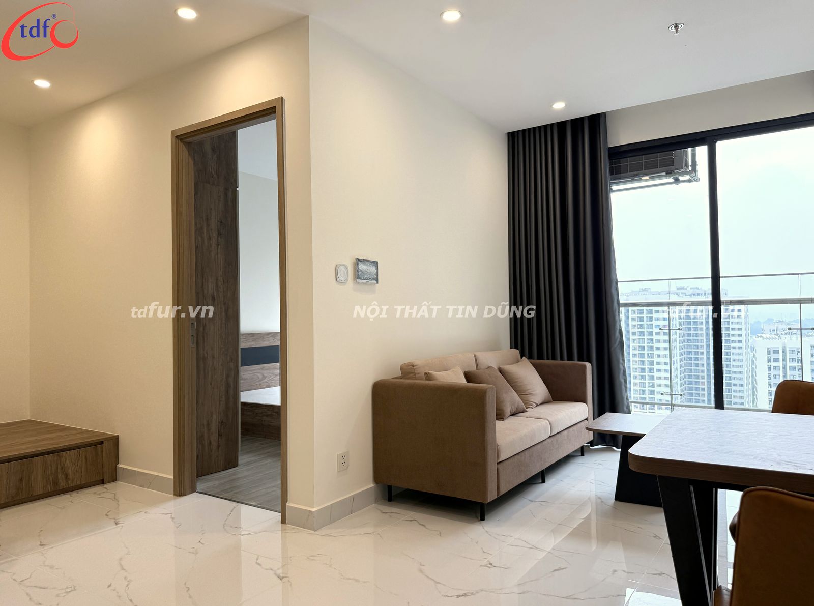 Beverly Solari – Ghế vàng mù tạt và gỗ vân