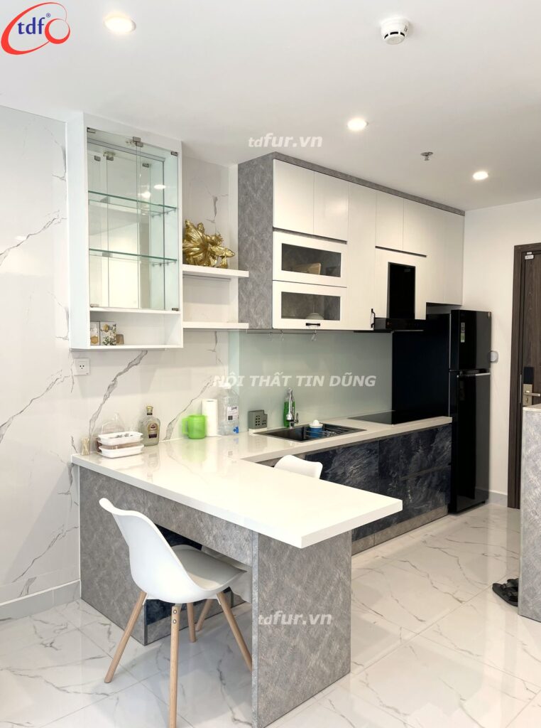 Beverly Solari – Bếp trắng đá đen và hốc gỗ