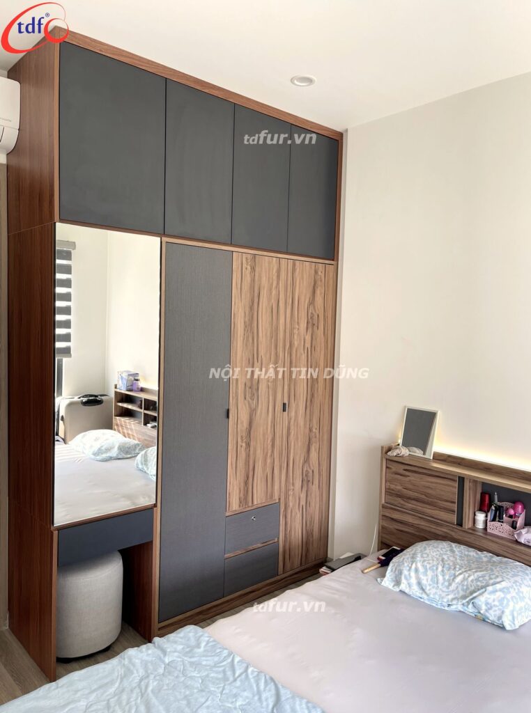 Beverly Solari – Bếp trắng đá đen và hốc gỗ
