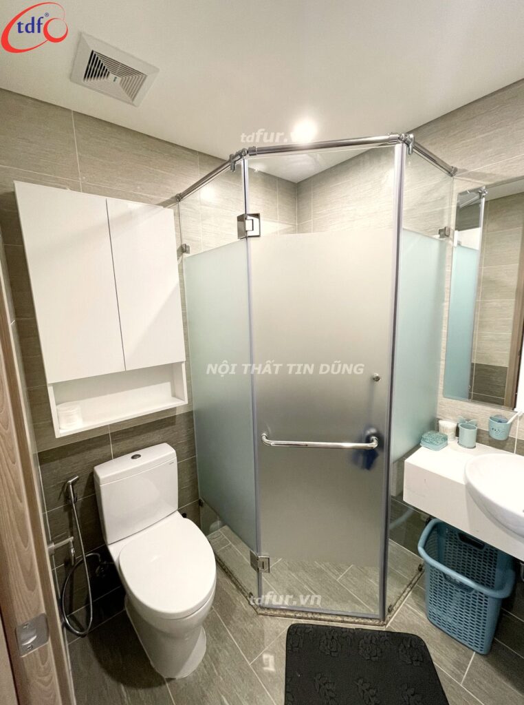 Beverly Solari – Bếp trắng đá đen và hốc gỗ