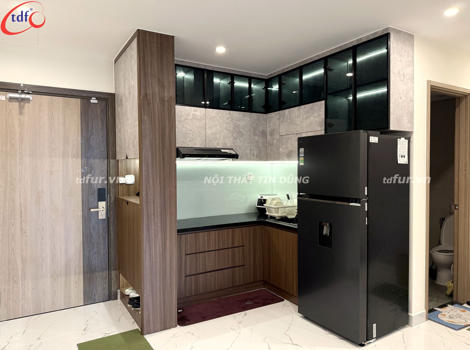 Beverly Solari – Bếp gỗ trầm, tủ kính đen