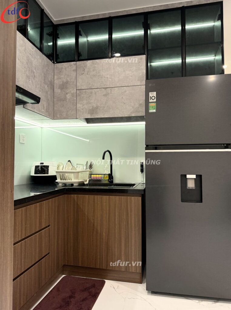 Beverly Solari – Bếp gỗ trầm, tủ kính đen