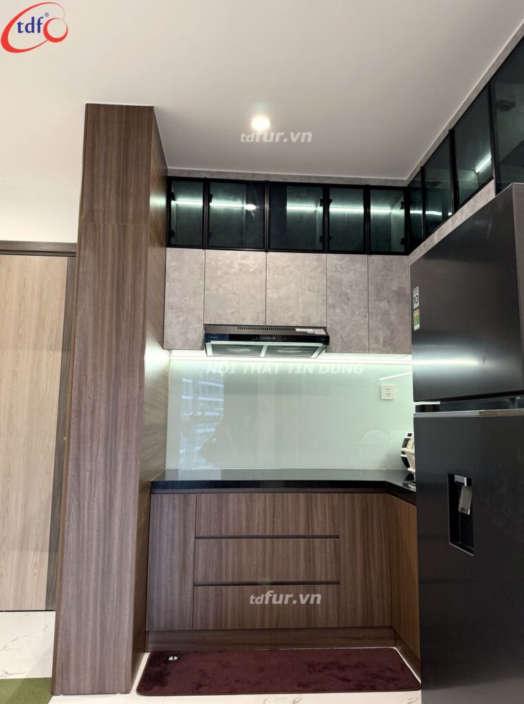 Beverly Solari – Bếp gỗ trầm, tủ kính đen
