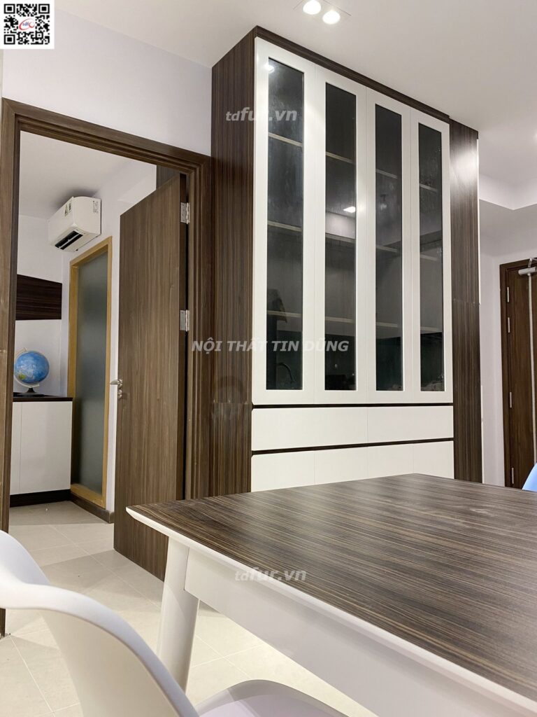 CSJ Tower – Trắng phối gỗ óc chó và tủ kính khung