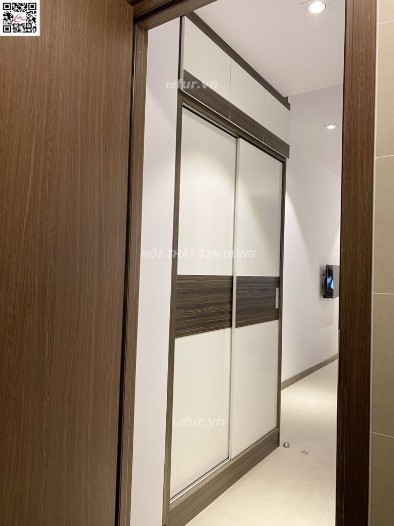 CSJ Tower – Trắng phối gỗ óc chó và tủ kính khung