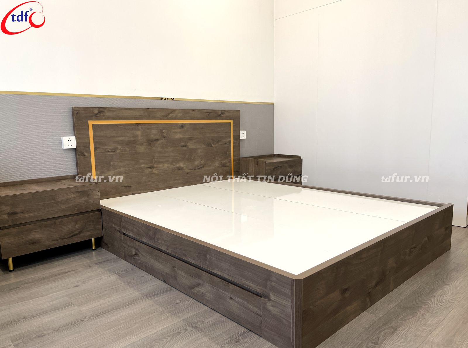 Diamond Alnata Plus – Đá vân trắng và gỗ ấm