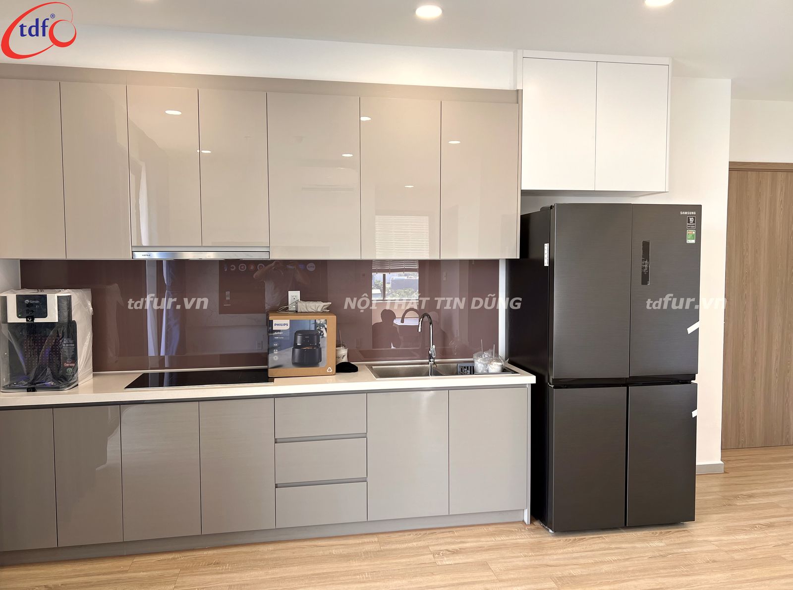 Eastmark City – Trắng tối giản, điểm xanh navy