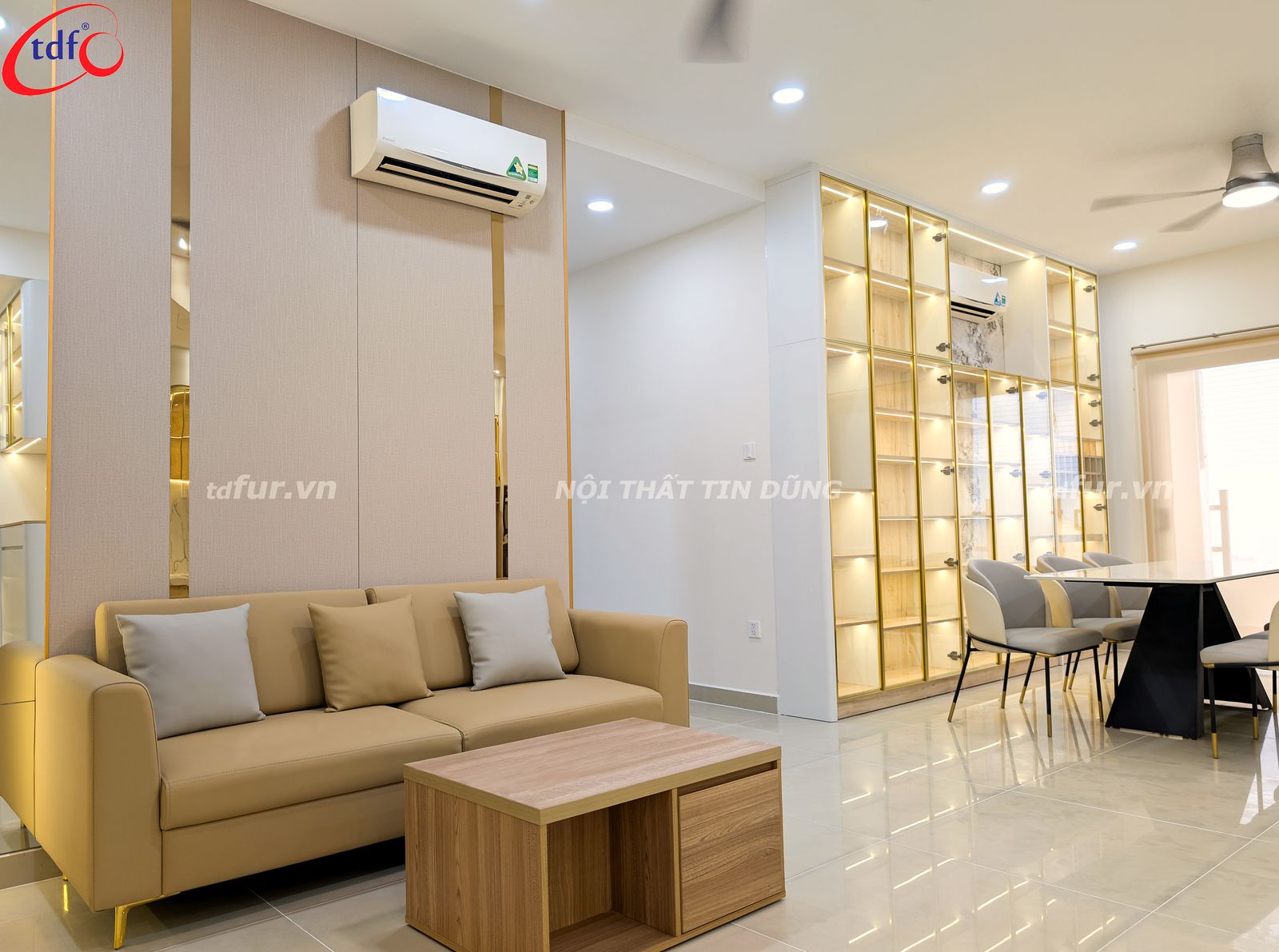Garden Gate – Tủ kính viền vàng và đá trắng