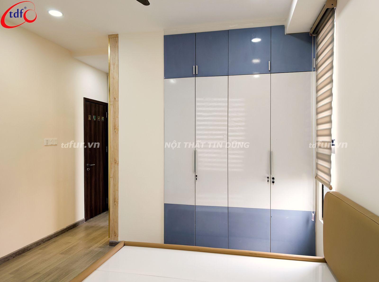 Garden Gate – Tủ kính viền vàng và đá trắng