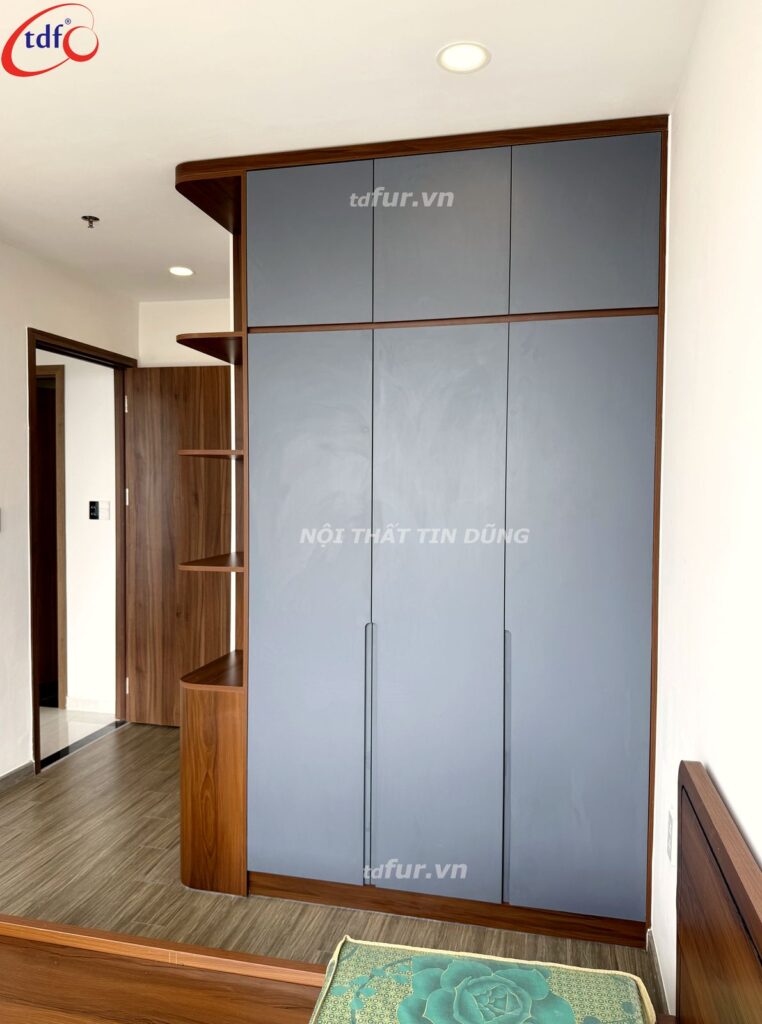 Happy One Central – Tủ xám xanh và gỗ trầm