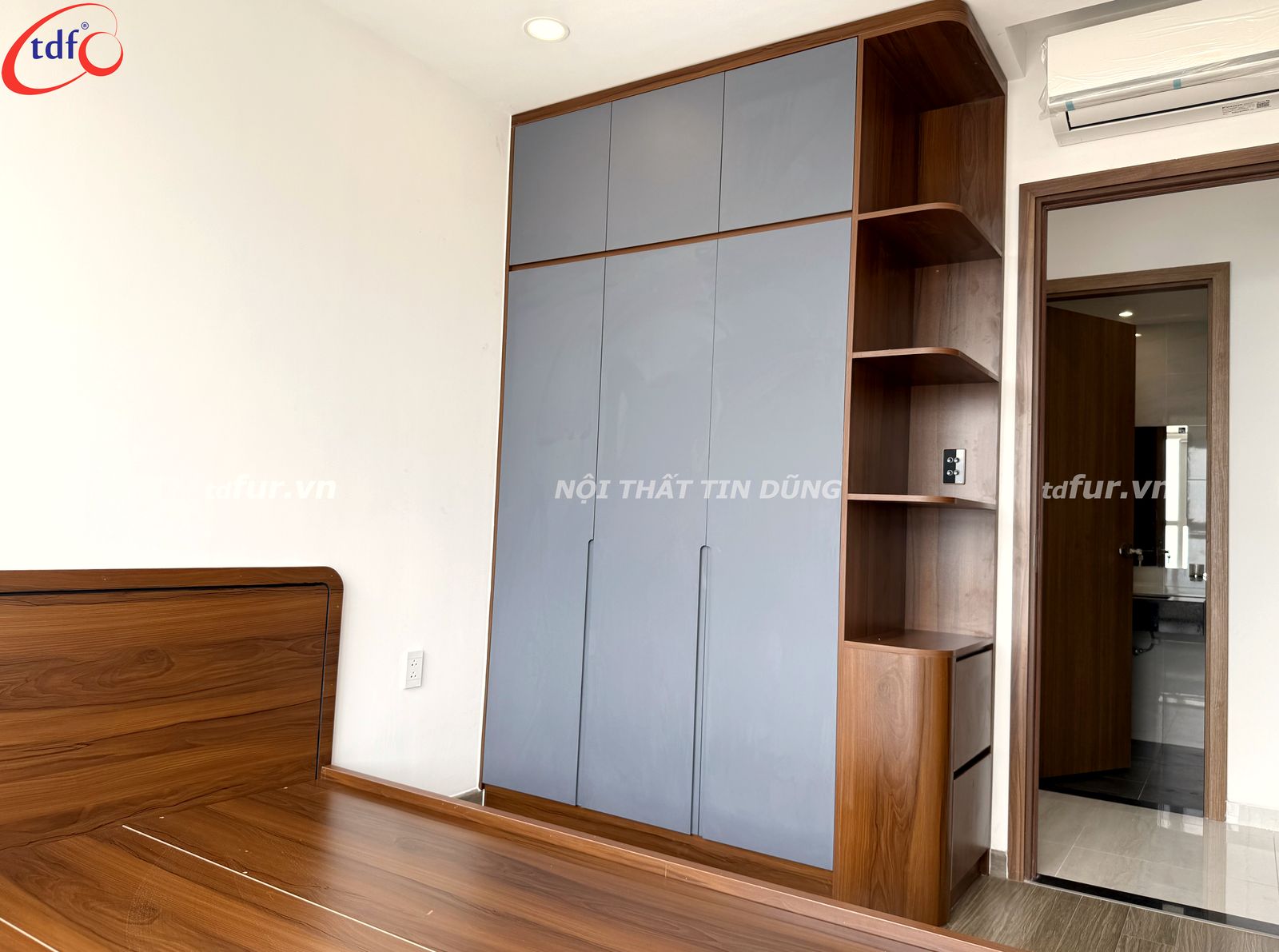 Happy One Central – Tủ xám xanh và gỗ trầm