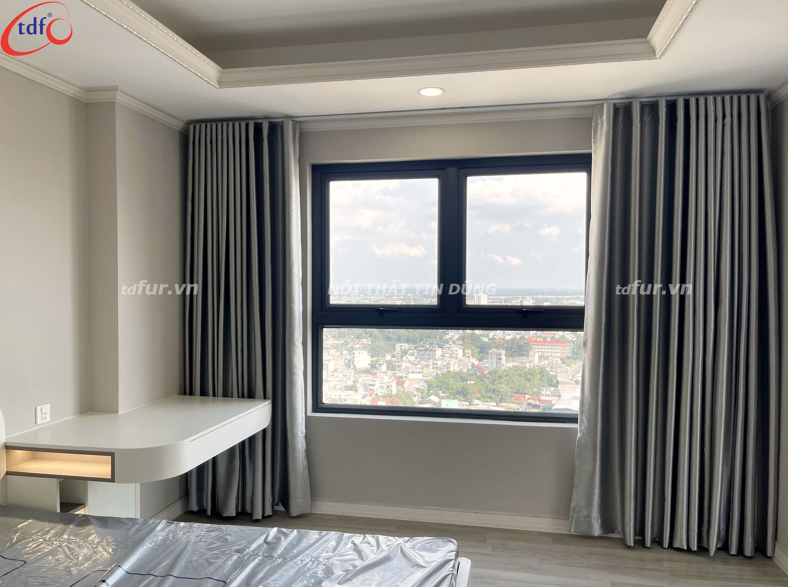 Homyland Riverside – Tông ghi xám và tủ kính đèn