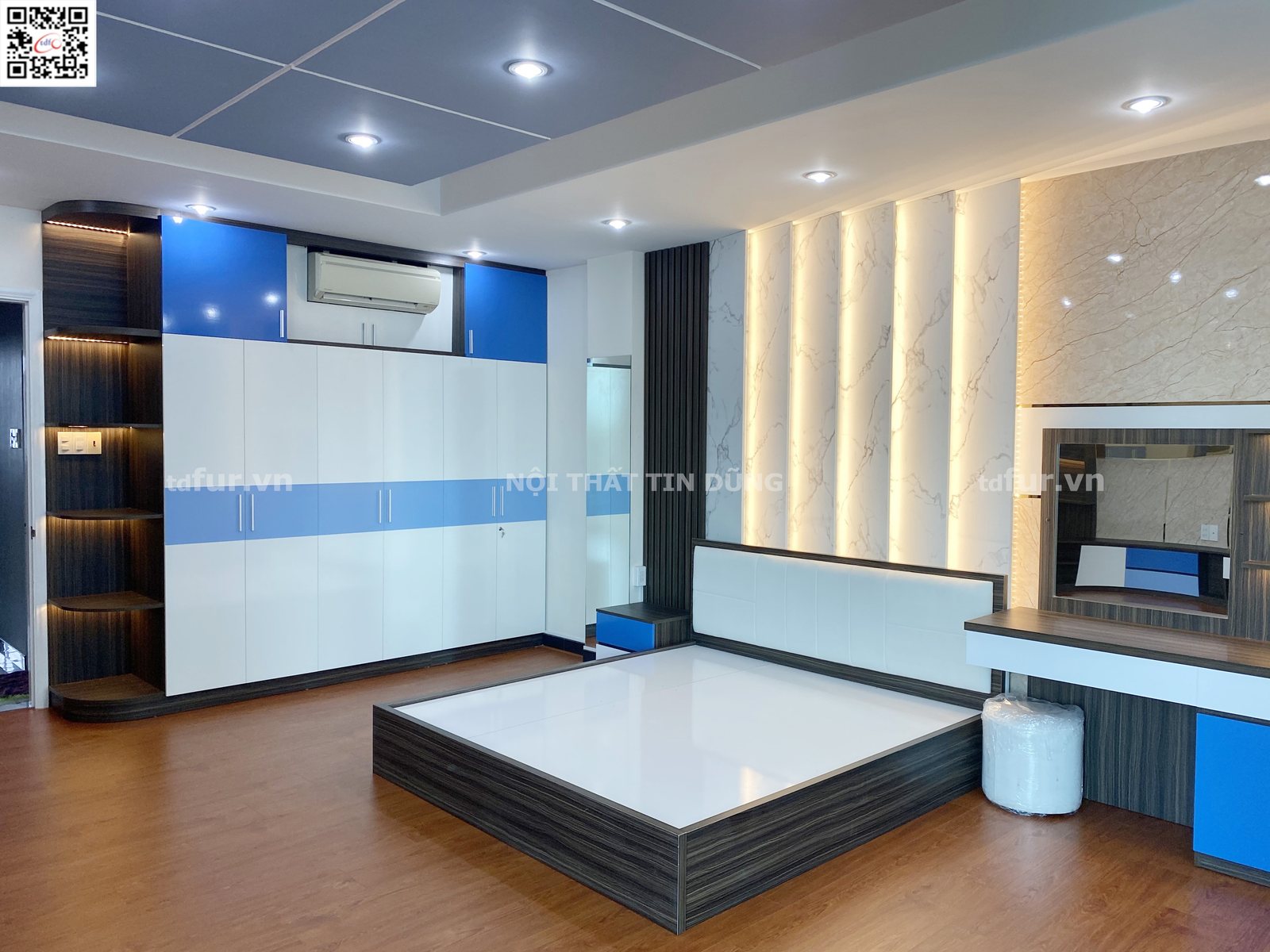 Nhà phố Bình Chánh – Gỗ trầm, vân đá và kệ đèn hắt