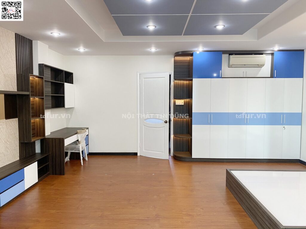 Nhà phố Bình Chánh – Gỗ trầm, vân đá và kệ đèn hắt