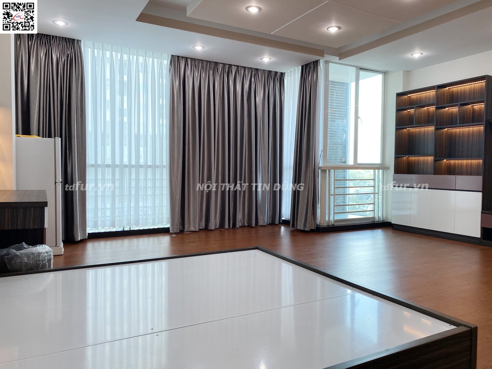 Nhà phố Bình Chánh – Gỗ trầm, vân đá và kệ đèn hắt