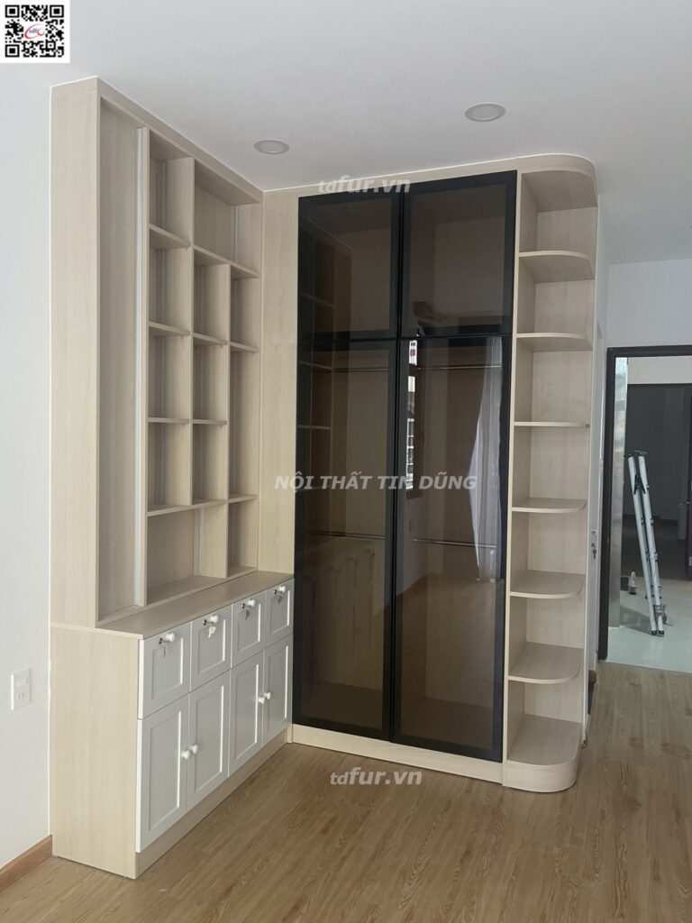 Nhà phố Quận 5 – Tủ trắng gỗ sồi và tủ kính đèn hắt