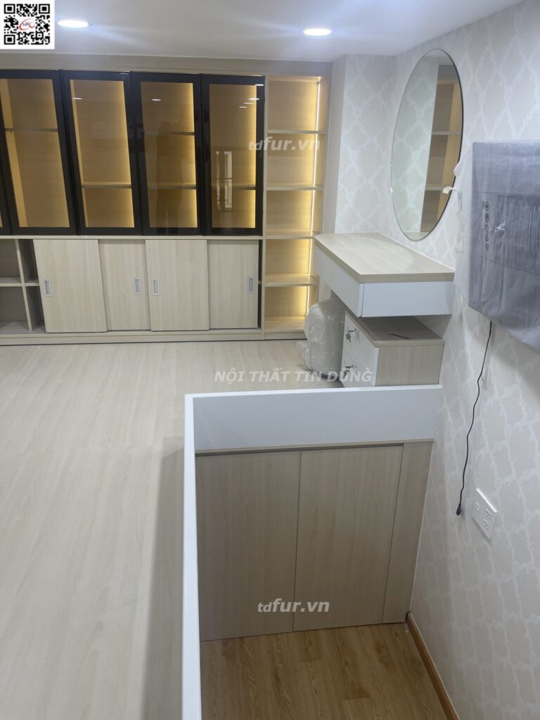 Nhà phố Quận 5 – Tủ trắng gỗ sồi và tủ kính đèn hắt