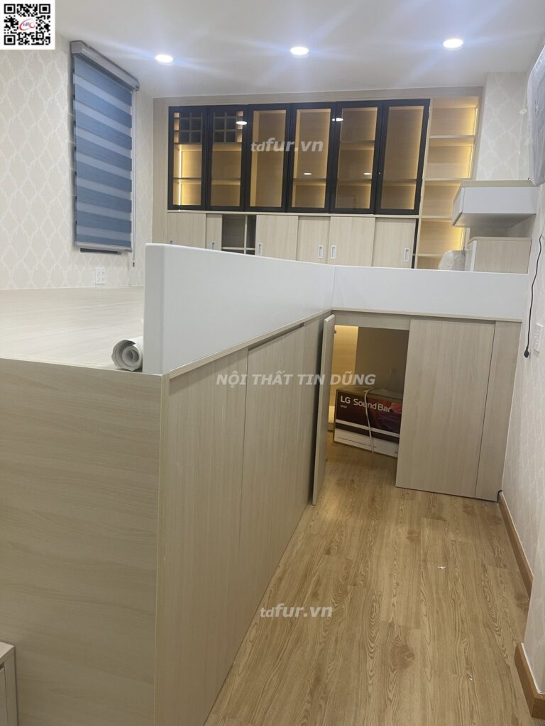 Nhà phố Quận 5 – Tủ trắng gỗ sồi và tủ kính đèn hắt