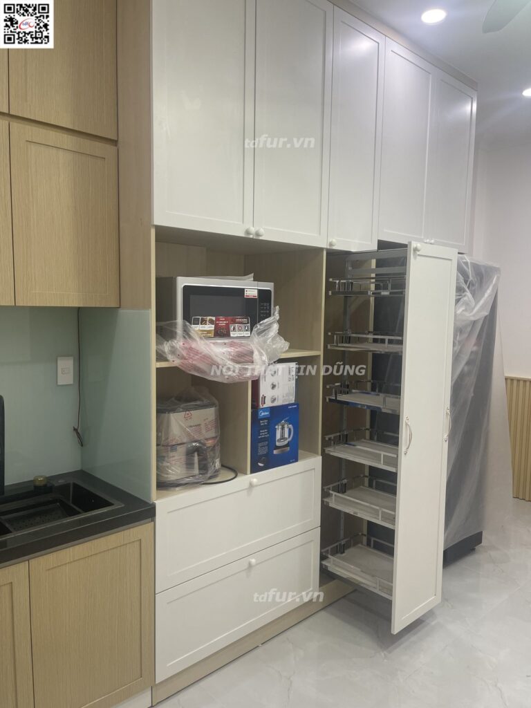 Nhà phố Quận 5 – Tủ trắng gỗ sồi và tủ kính đèn hắt