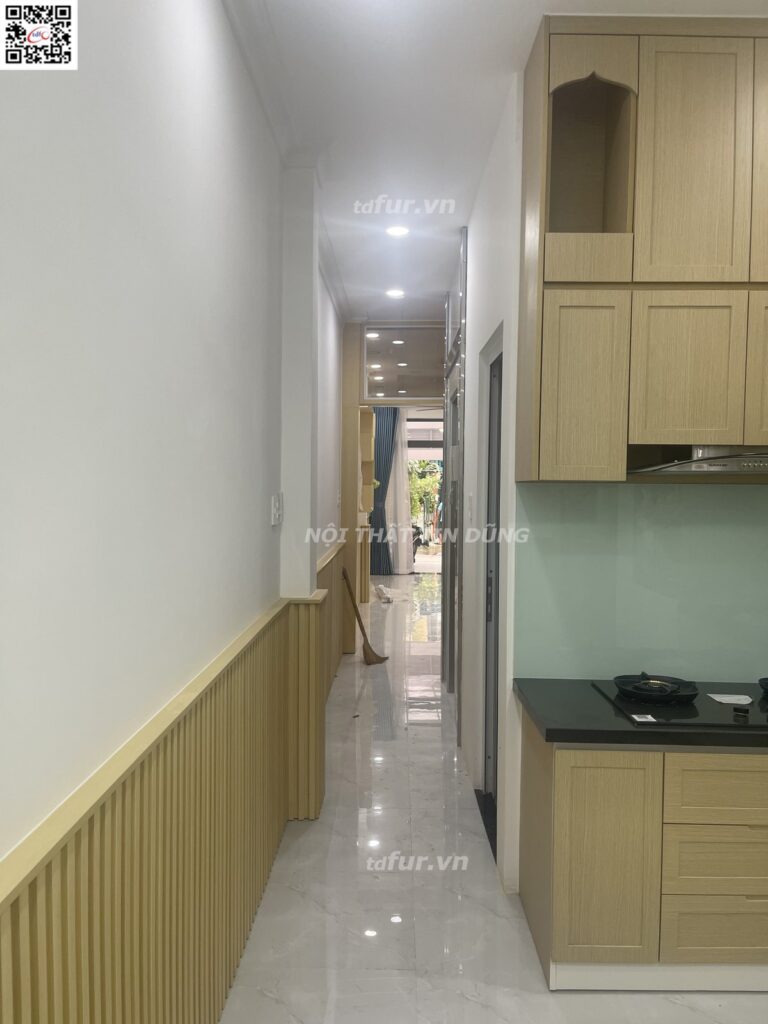 Nhà phố Quận 5 – Tủ trắng gỗ sồi và tủ kính đèn hắt
