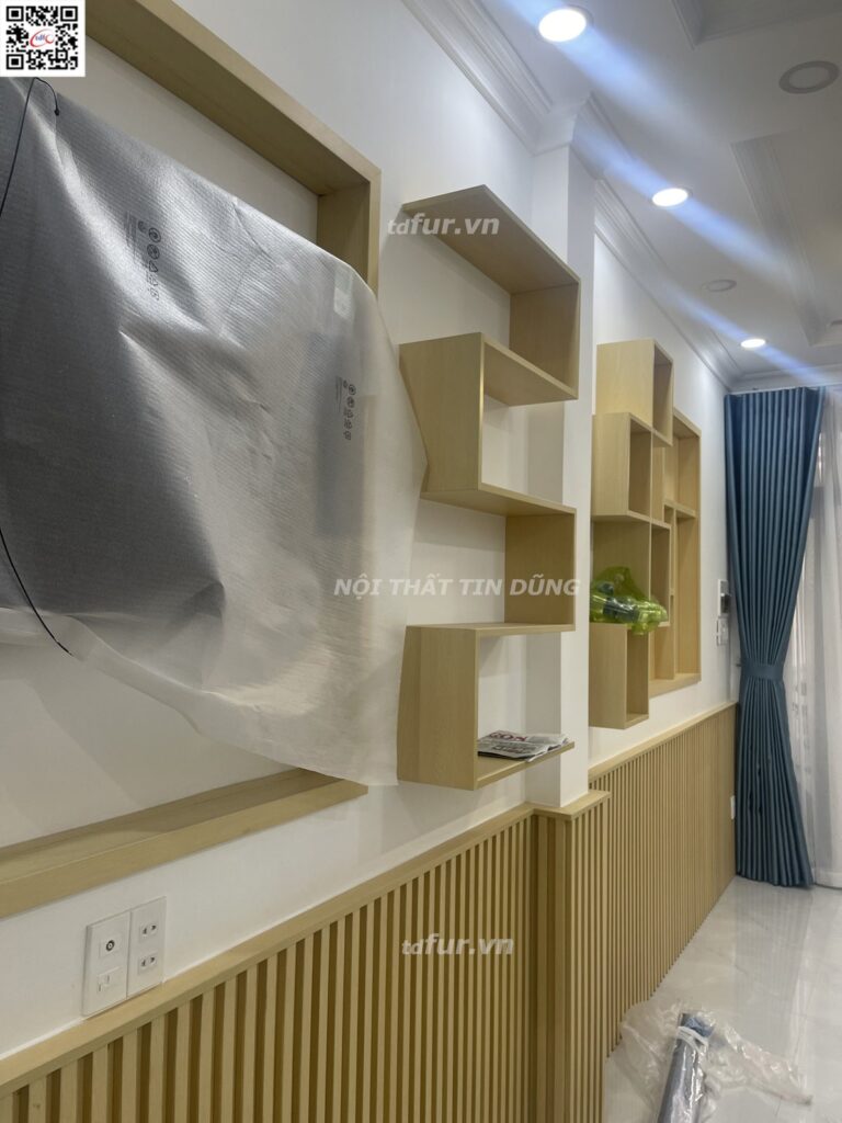 Nhà phố Quận 5 – Tủ trắng gỗ sồi và tủ kính đèn hắt