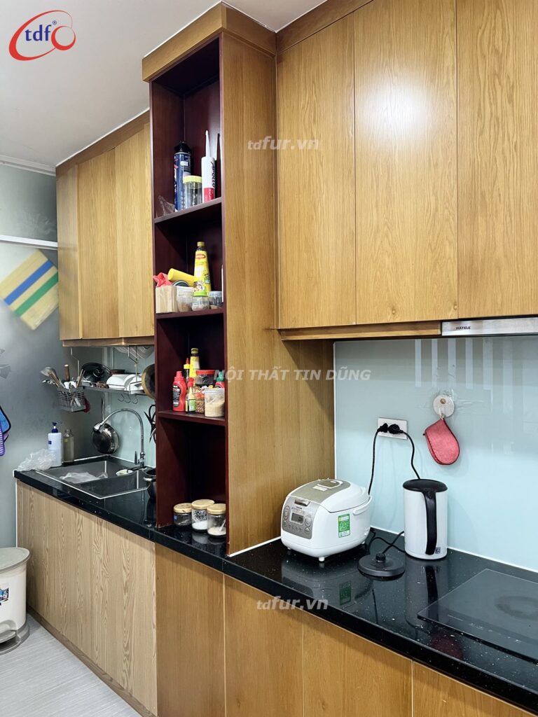Petroland Mark – Tủ kính đèn hắt và gỗ sồi