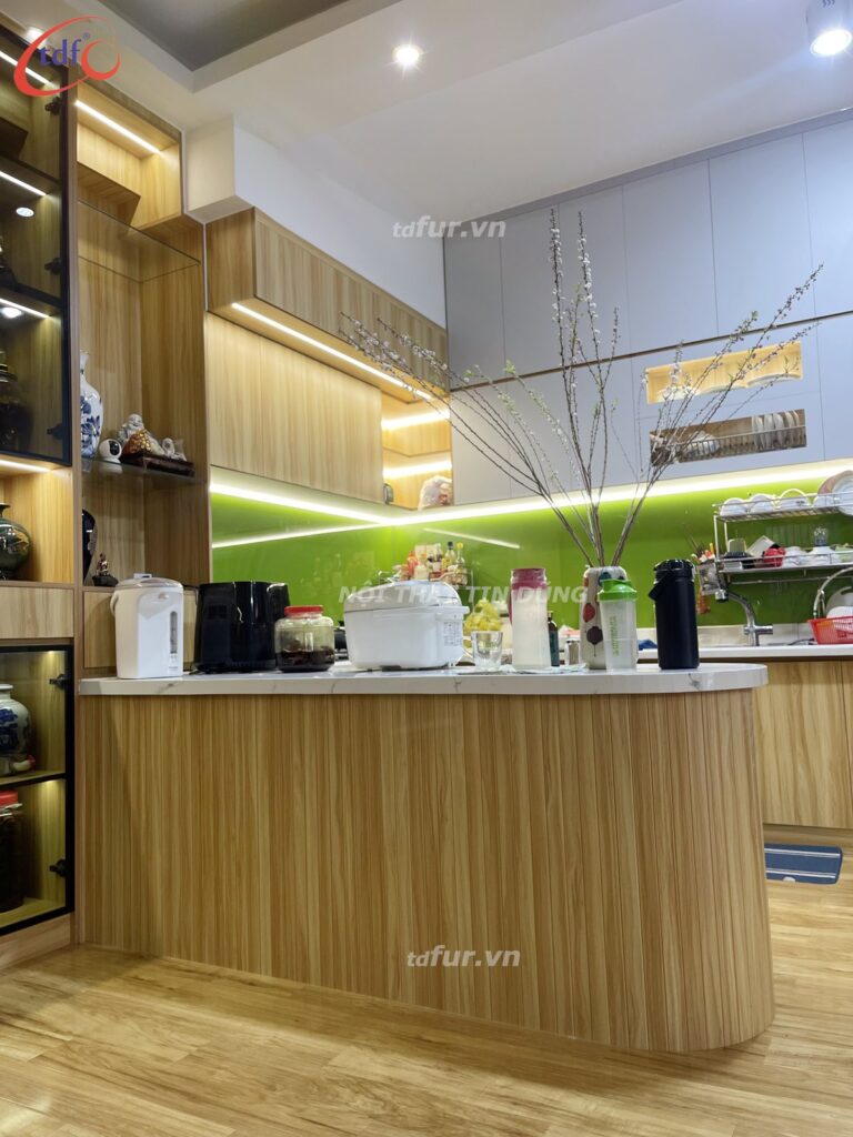 Phú Đạt – Tủ rượu kính và đảo bếp bo tròn