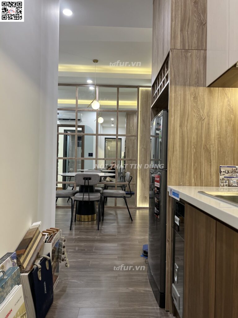 Q7 Saigon Riverside – Tủ kính đèn hắt và sofa kem