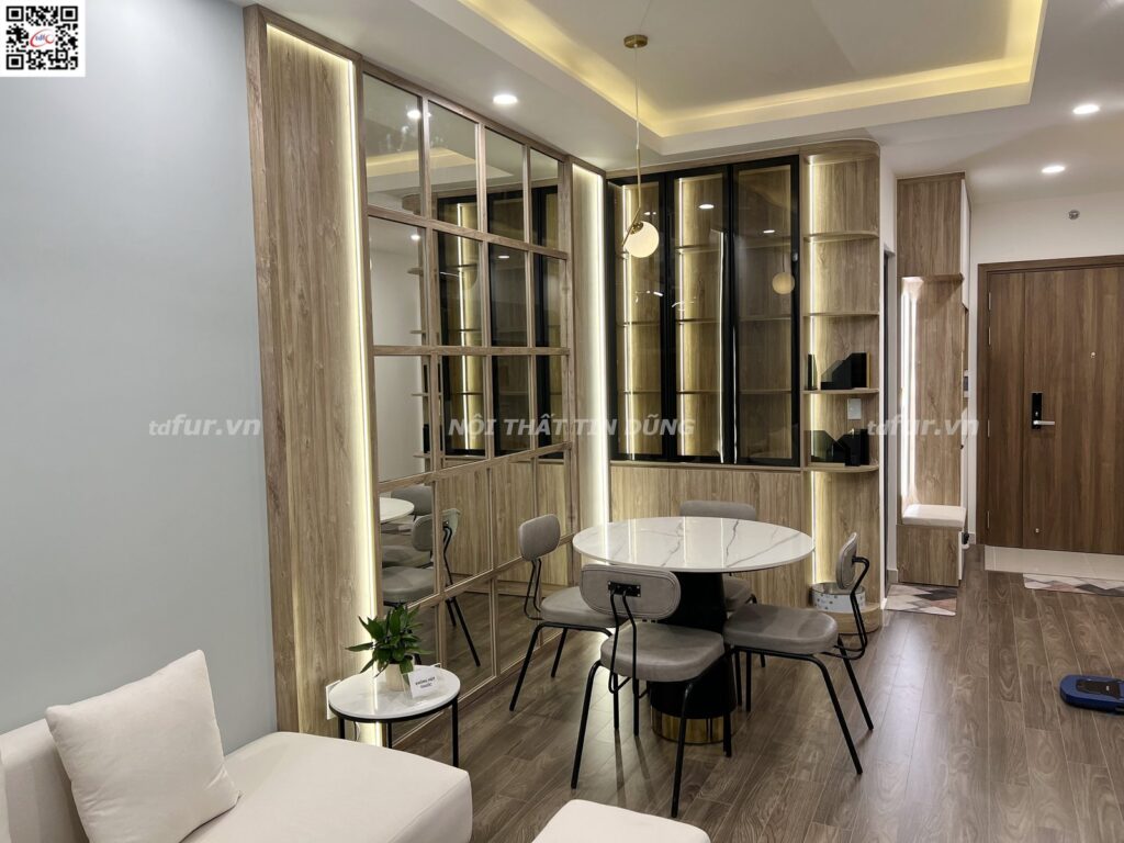 Q7 Saigon Riverside – Tủ kính đèn hắt và sofa kem