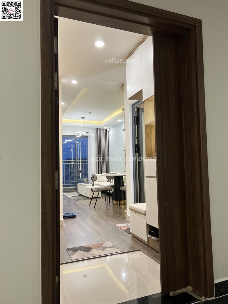 Q7 Saigon Riverside – Tủ kính đèn hắt và sofa kem