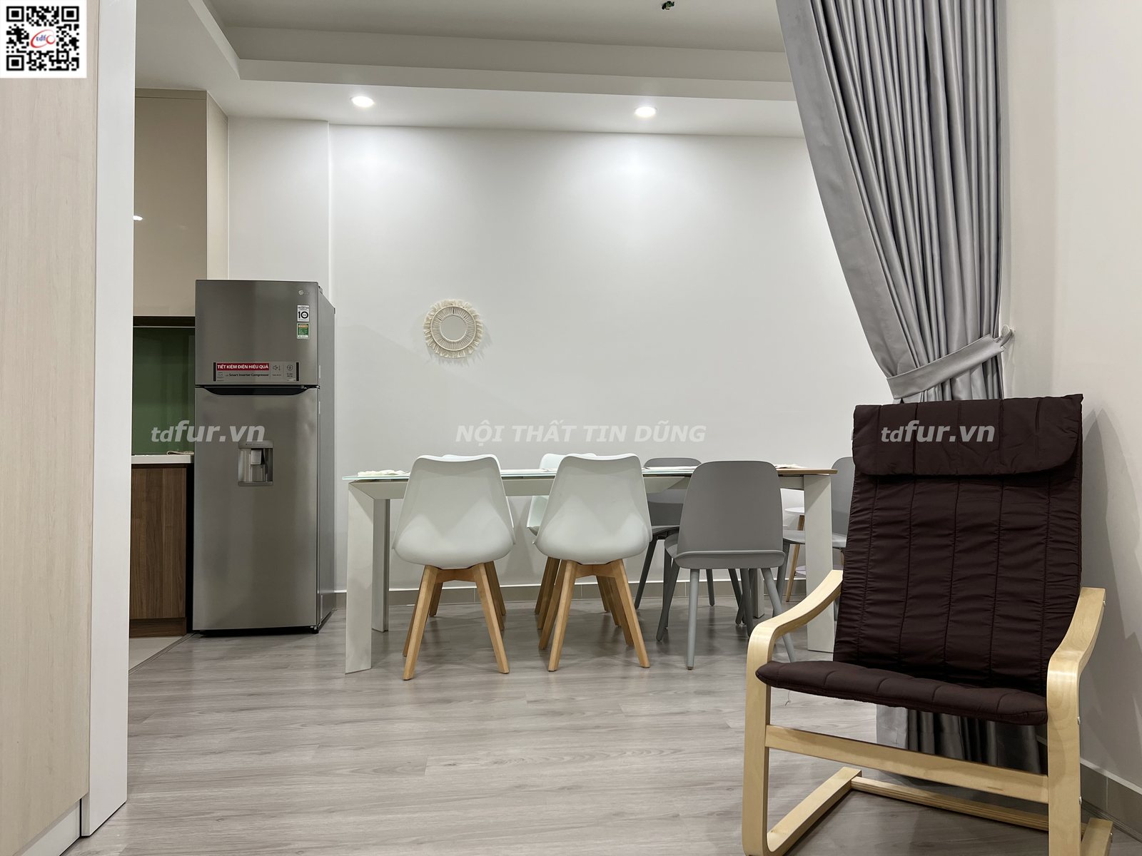 Q7 Saigon Riverside – Lam gỗ sồi và tranh đá điểm nhấn