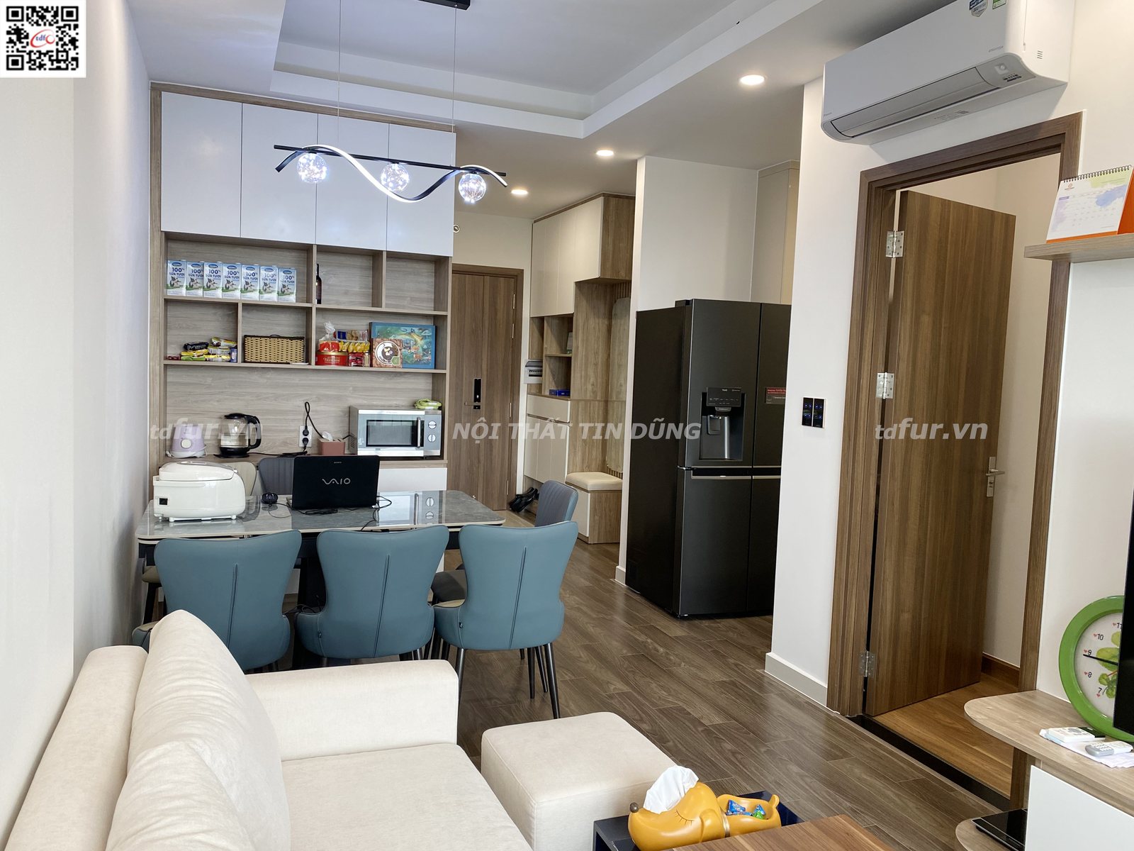 Q7 Saigon Riverside – Tủ trắng phối gỗ và ghế ăn xanh