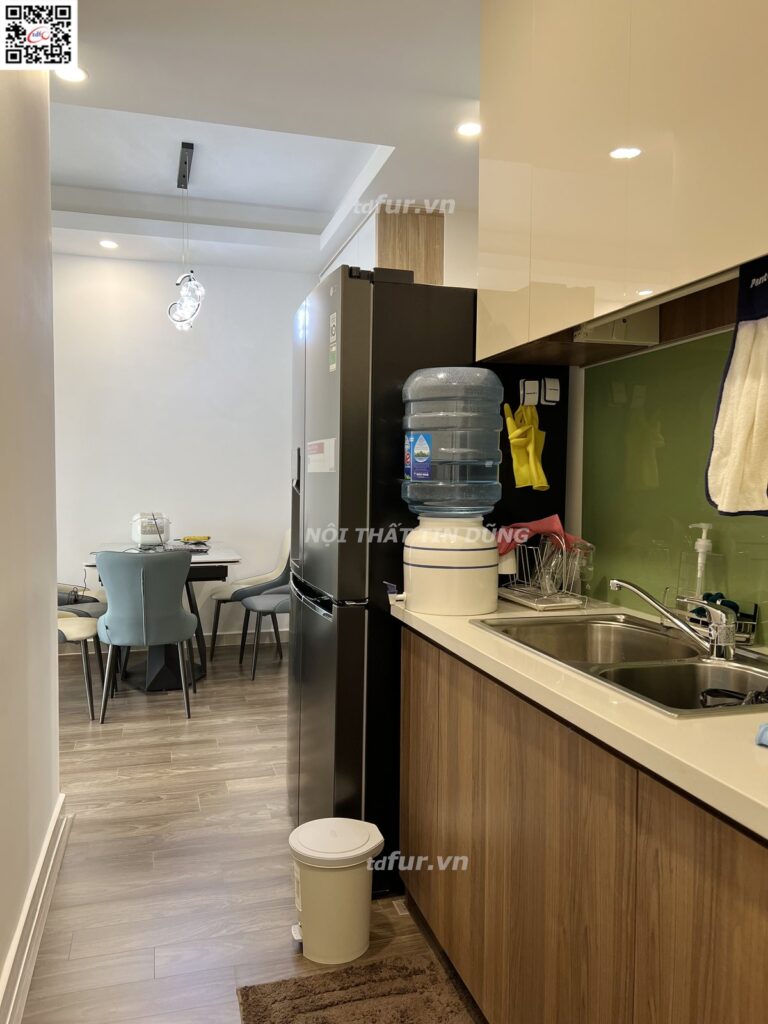 Q7 Saigon Riverside – Tủ trắng phối gỗ và ghế ăn xanh