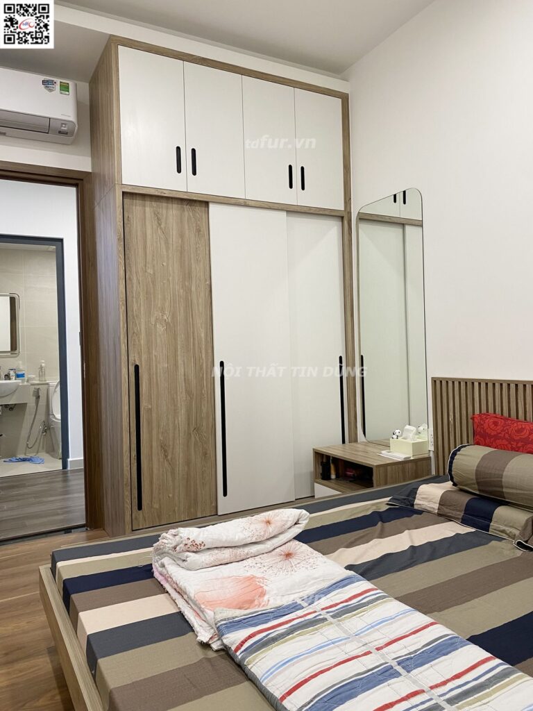 Q7 Saigon Riverside – Tủ trắng phối gỗ và ghế ăn xanh