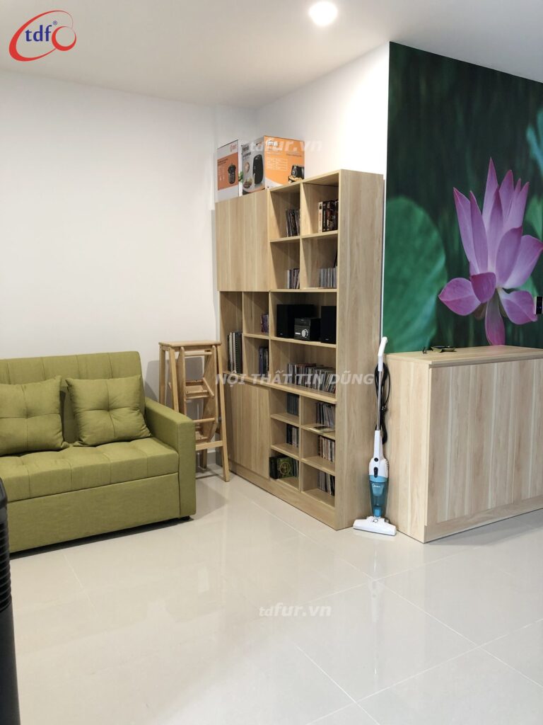 Q7 Saigon Riverside – Gỗ sồi sáng và kệ sắt vàng