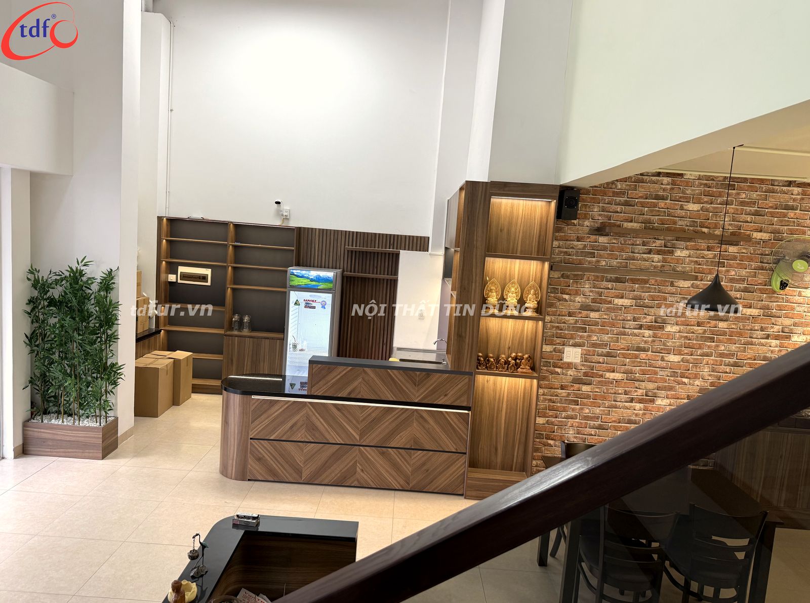 Nhà Kim – Tường gạch và đèn thả