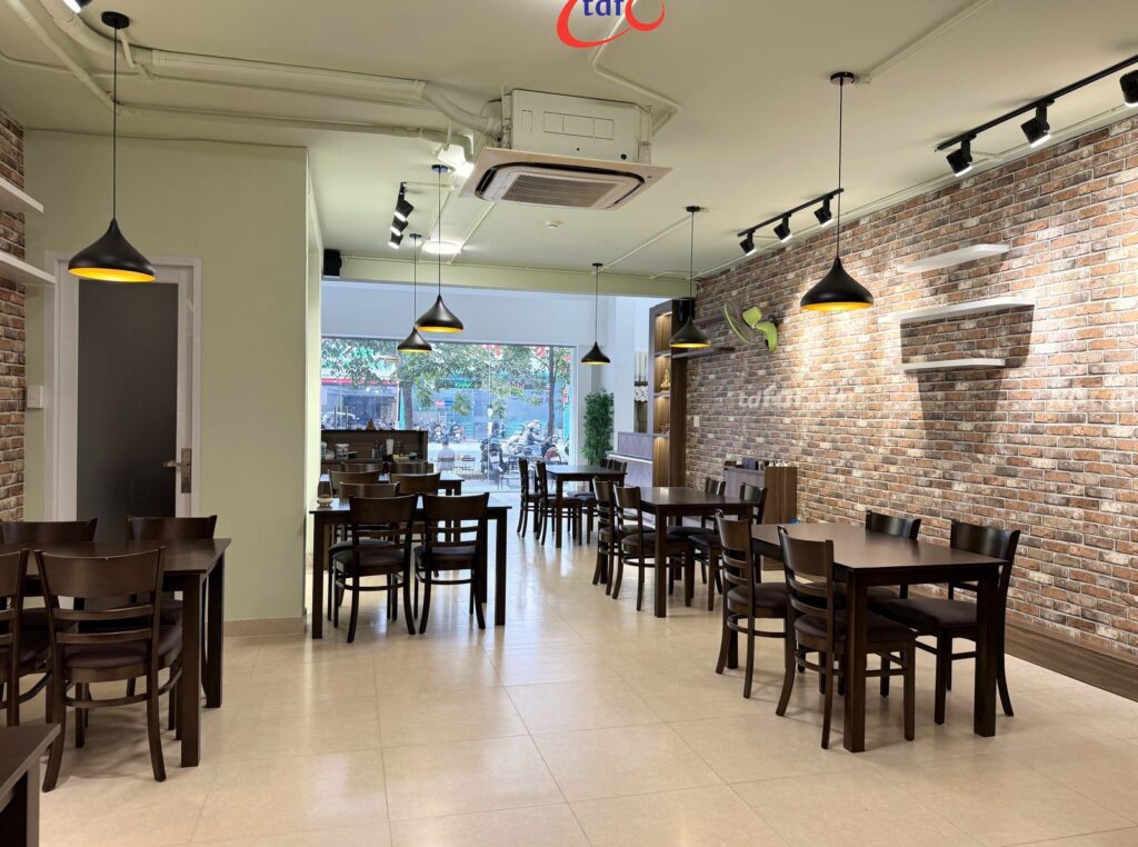 Nhà Kim – Tường gạch và đèn thả