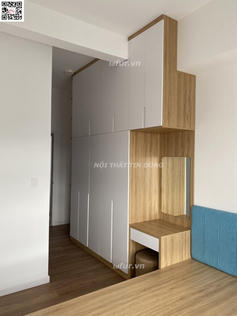Ricca – Gỗ sồi, kệ hộc trắng và sofa xanh