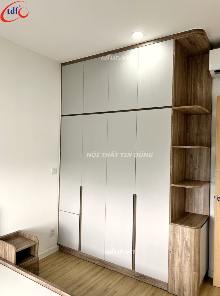 Skyline – Vách lam gỗ và bếp kính xanh