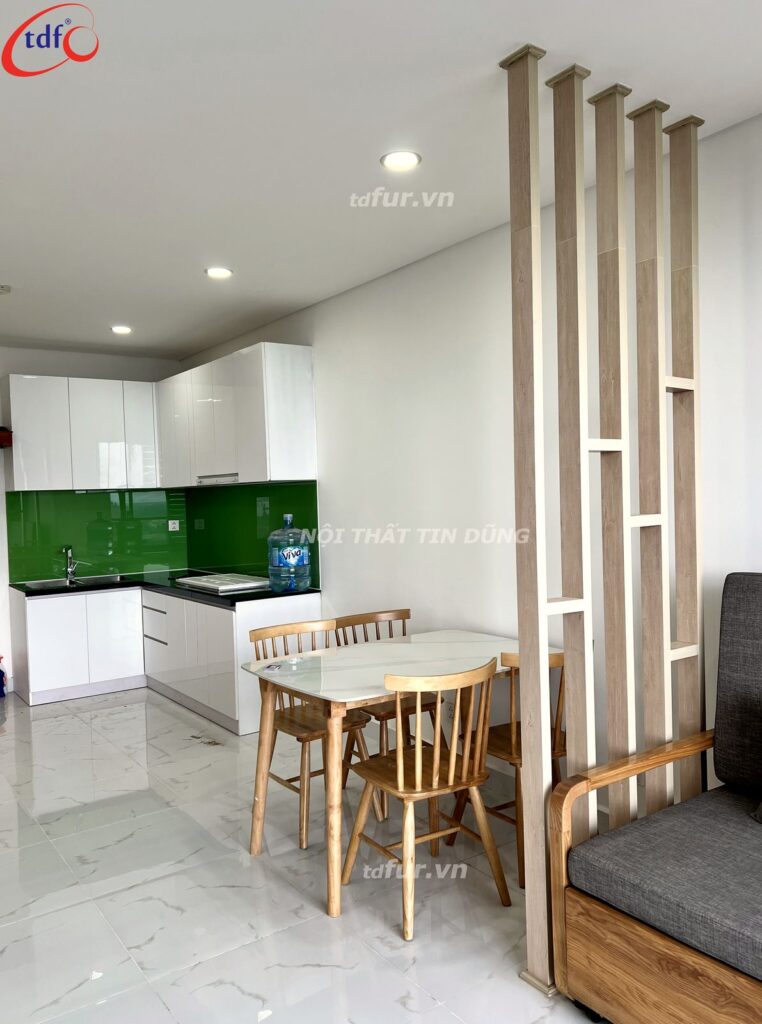 Skyline – Vách lam gỗ và bếp kính xanh