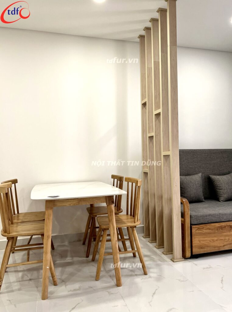 Skyline – Vách lam gỗ và bếp kính xanh