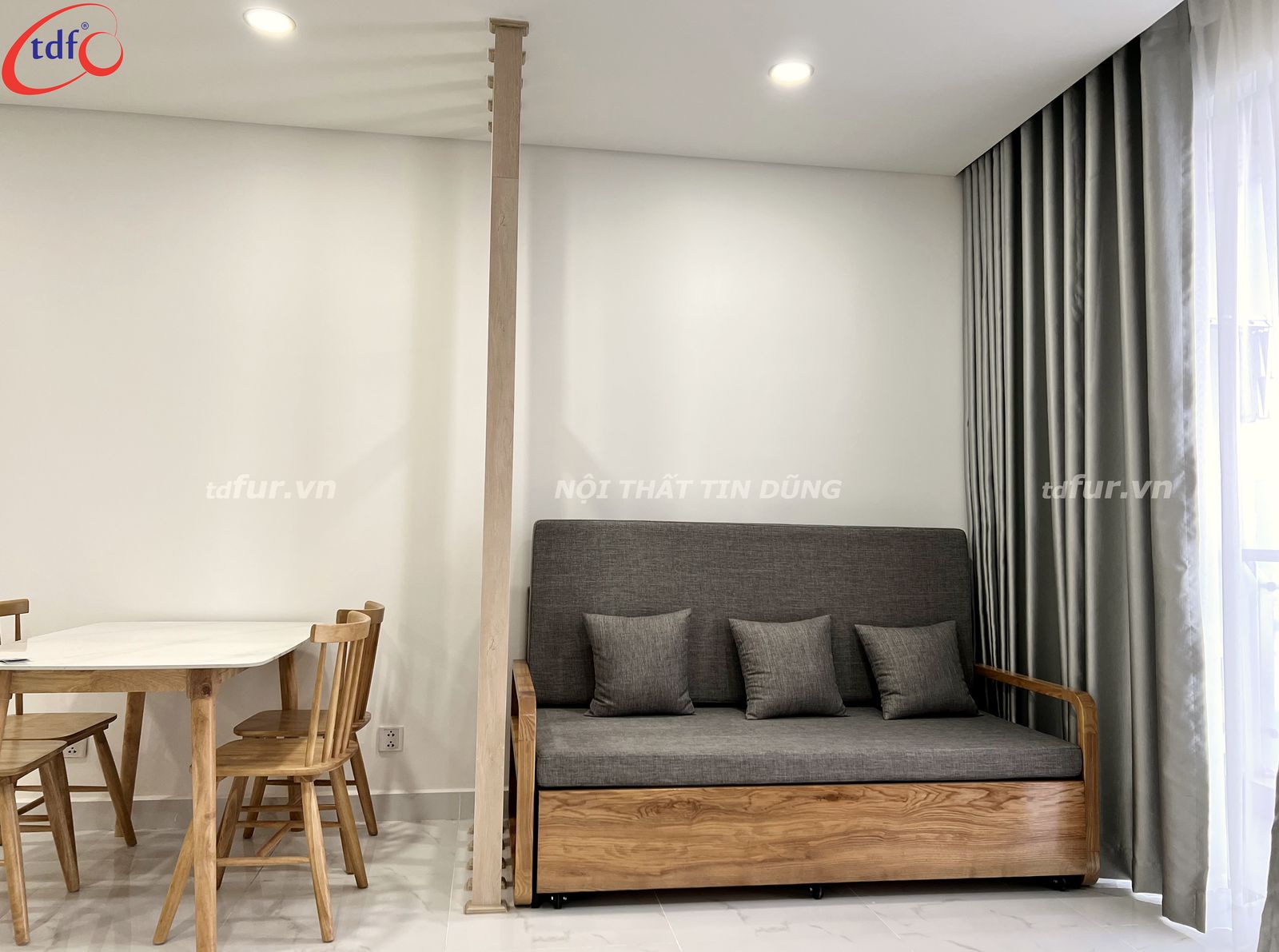 Skyline – Vách lam gỗ và bếp kính xanh