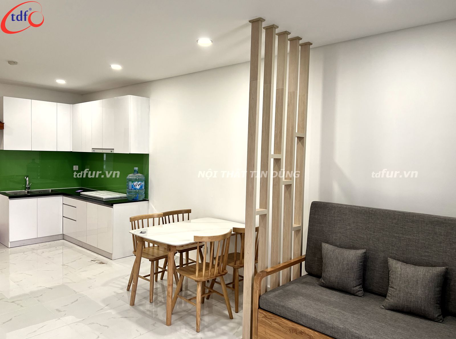 Skyline – Vách lam gỗ và bếp kính xanh