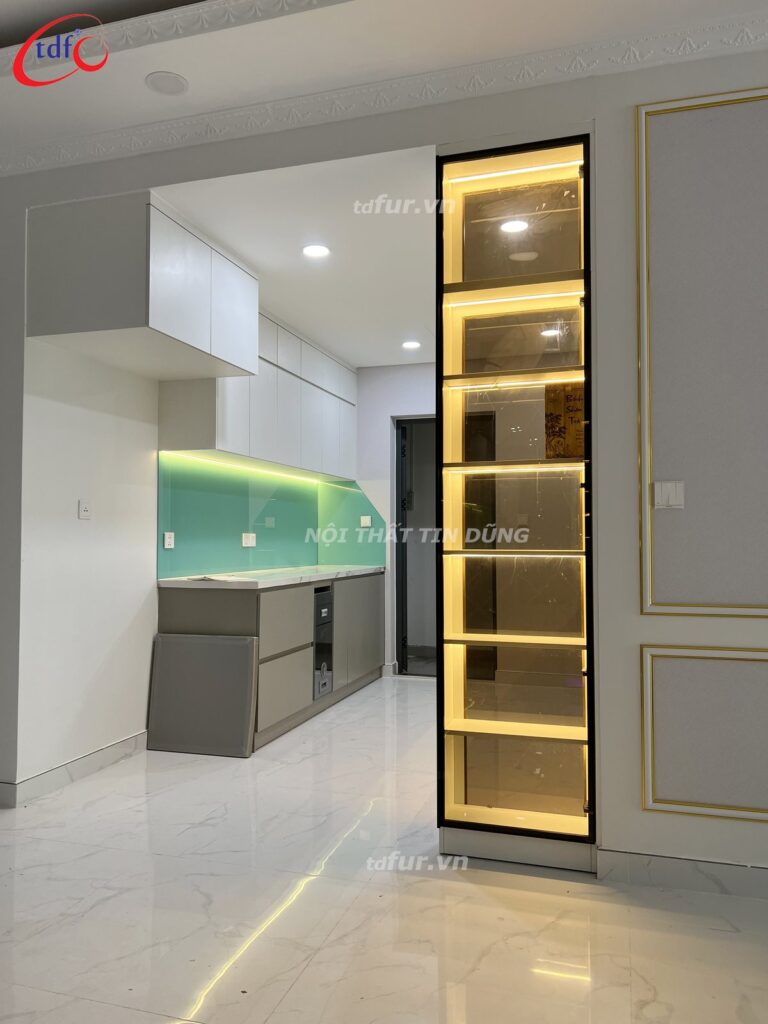 Skyline Villa – Kính bếp xanh ngọc và tủ đèn viền vàng