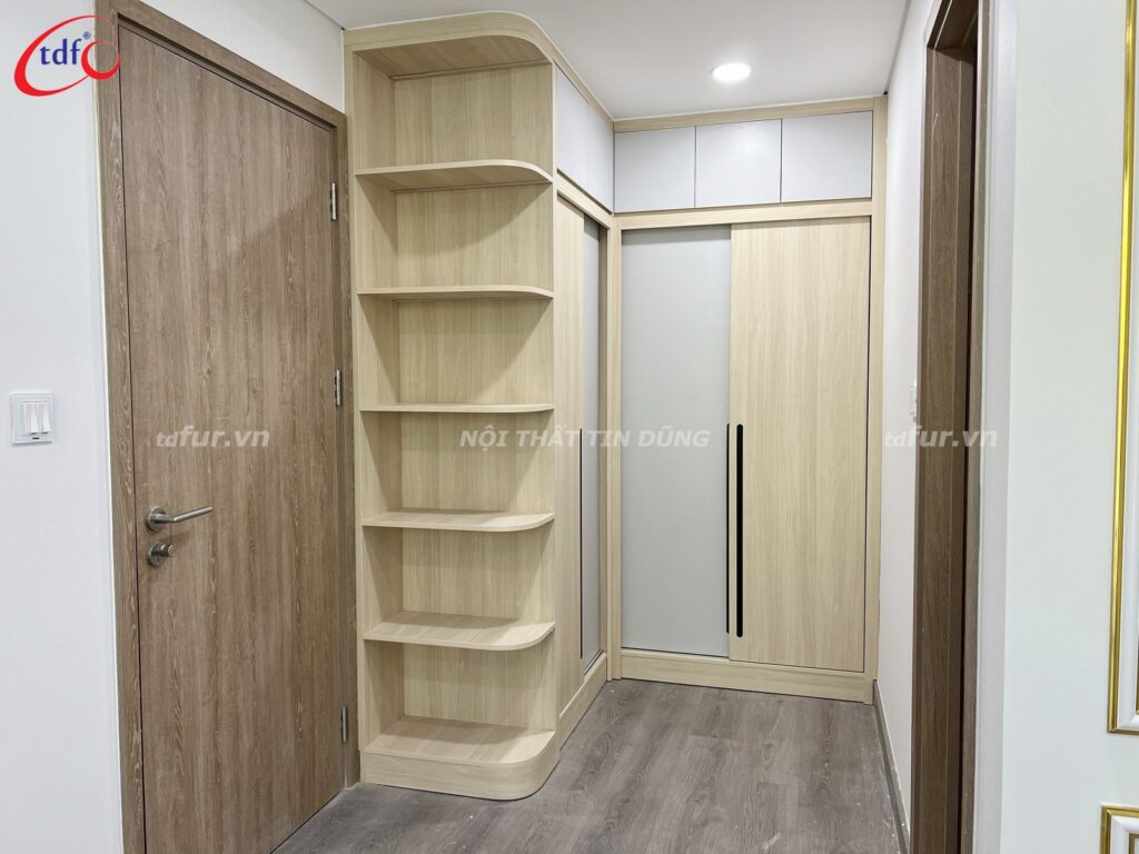 Skyline Villa – Kính bếp xanh ngọc và tủ đèn viền vàng