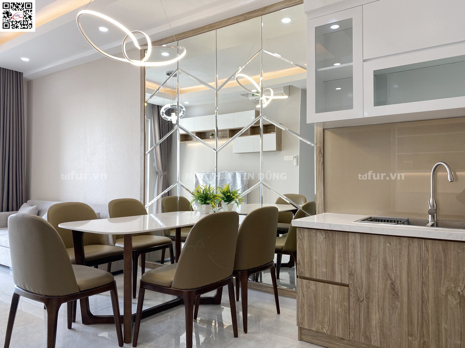 Sunrise City View – Gương thoi, đèn vòng và đầu giường chần nút