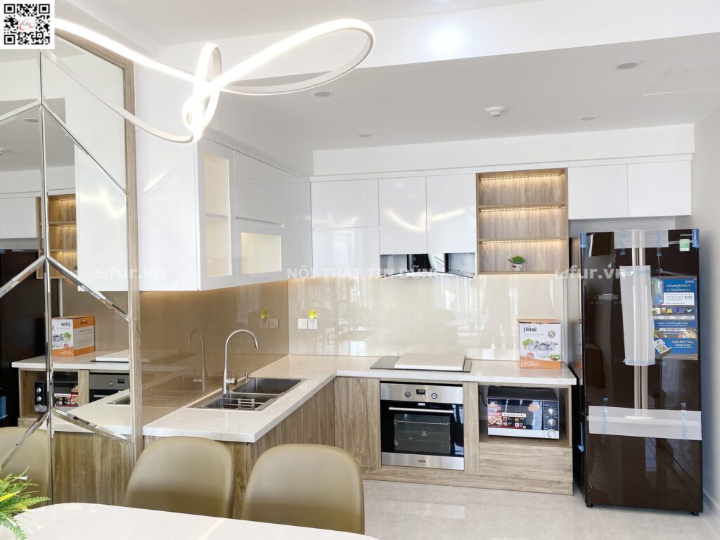 Sunrise City View – Gương thoi, đèn vòng và đầu giường chần nút